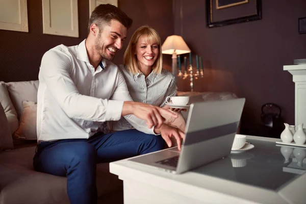 Couple regardant des photos sur ordinateur portable — Photo