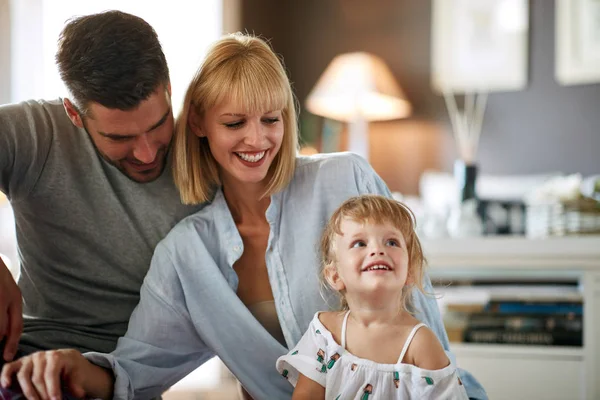 Föräldrar med lilla dotter — Stockfoto