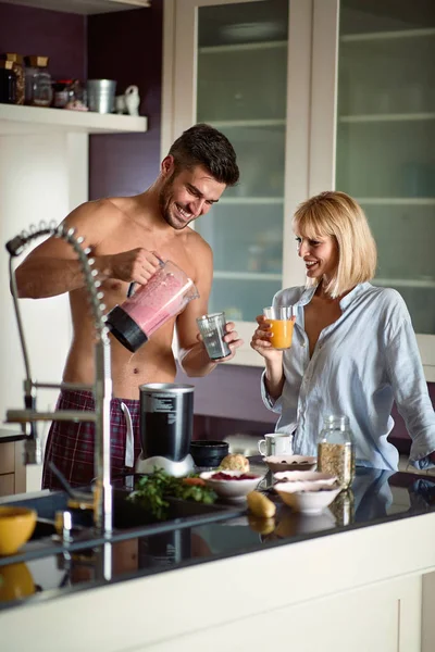 Girlfriend with boyfriend in the kitchen — Stock Photo, Image