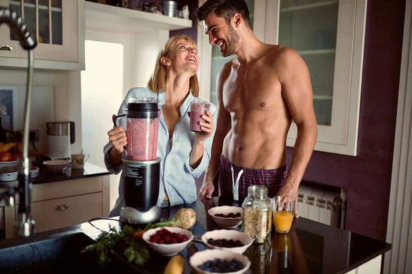 Pareja enamorada tomando batido afrutado —  Fotos de Stock