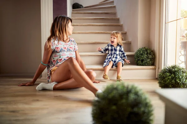 Hermana con un niño divirtiéndose — Foto de Stock