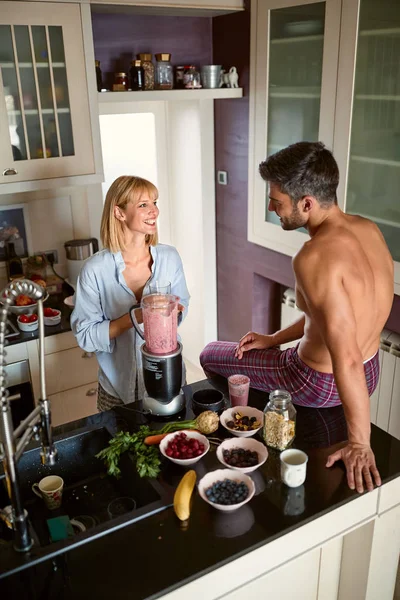 Pasangan mempersiapkan sarapan di dapur di pagi hari — Stok Foto
