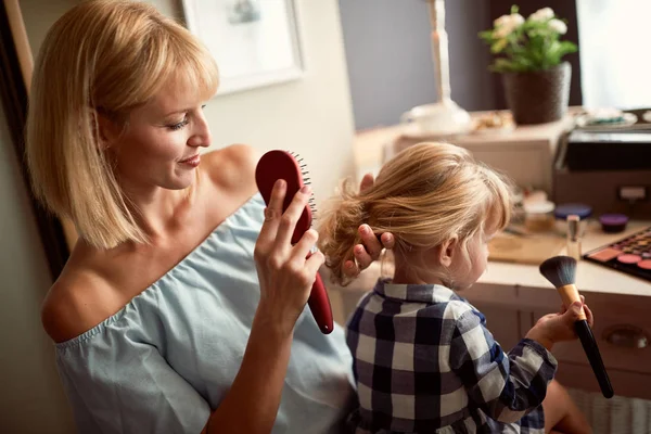 Mutter bürstet Kind Haare — Stockfoto