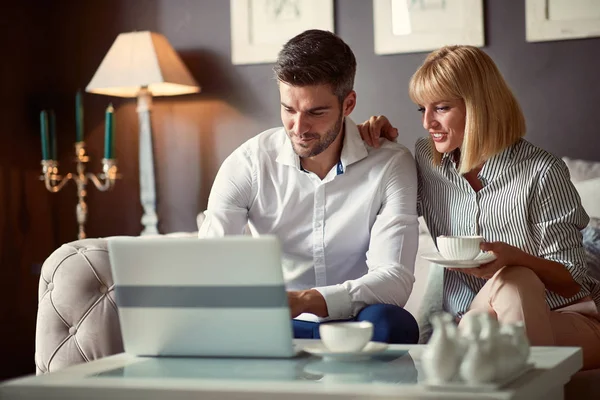 Homem e mulher trabalhando no laptop — Fotografia de Stock