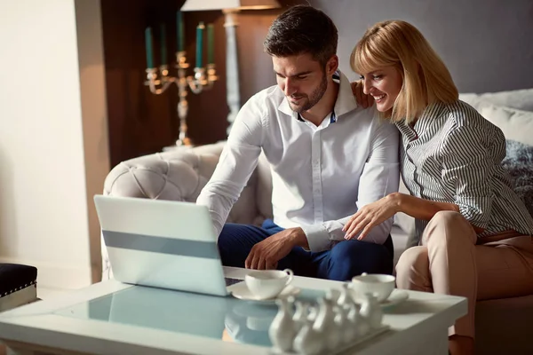 Colleagues working on laptop in room — Stock Photo, Image