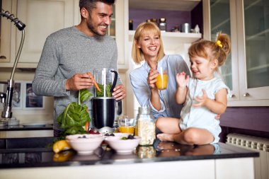 Anne kızıyla Kahvaltı