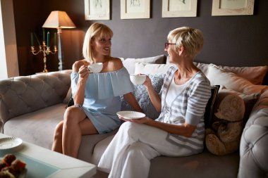 iki kadın kahve içme