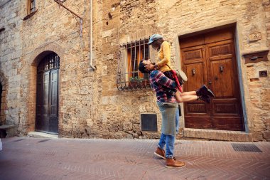 Tatiller - çift gülüyor ve tatilde eğleniyor