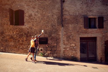 Şehirde harita ile Turistler erkek ve kadın