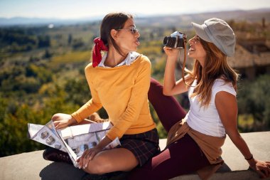 Eğlenceli seyahat - tatil zaman zevk ve fotoğraf çekmek arkadaşlar