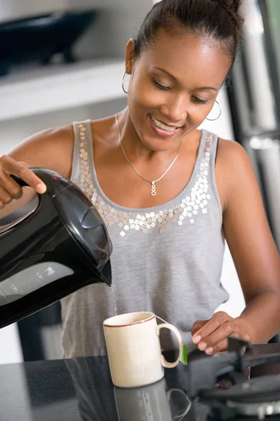 Chica preparando café en la cocina —  Fotos de Stock