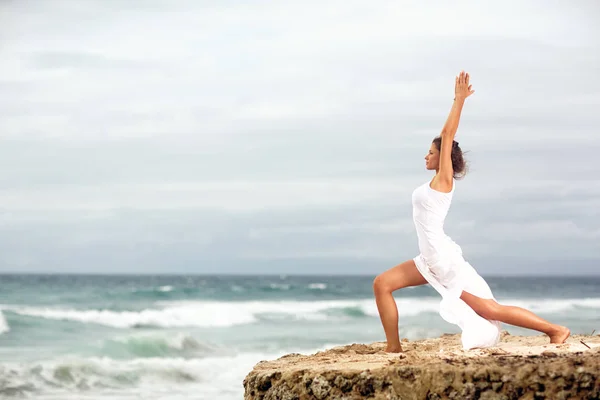 Chica en calma zen momento en el agua del océano durante las vacaciones de yoga relajarse — Foto de Stock