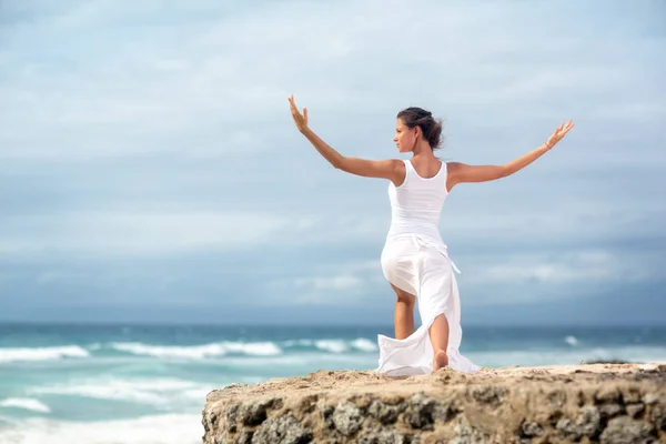 Nainen meditoi ja tekee joogaa — kuvapankkivalokuva