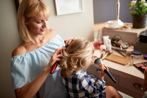Mom brushing hair to her daughter — Stock Photo, Image