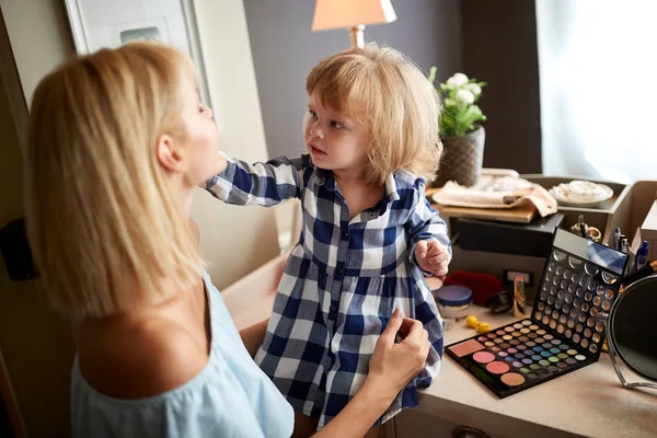 Feminino criança maquiagem sua mãe — Fotografia de Stock