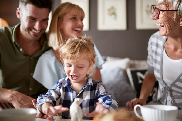 Familie mit Kind hat Spaß beim Besuch der Großmutter — Stockfoto