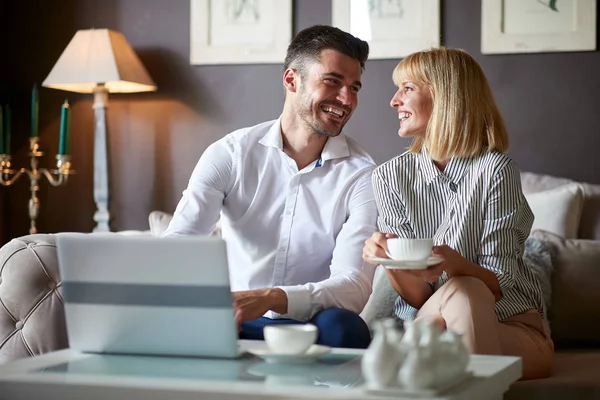 Man en vrouw die op laptop werkt — Stockfoto
