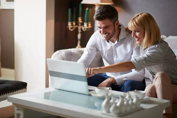 Team arbeitet am Laptop — Stockfoto