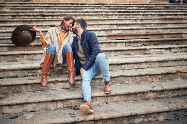 Junges verliebtes Paar flirtet im Urlaub — Stockfoto