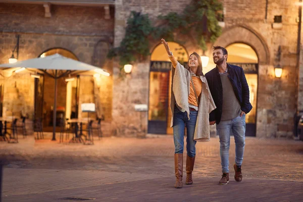 Verliebtes Paar, das zusammen in wunderschöner italienischer Natur genießt — Stockfoto