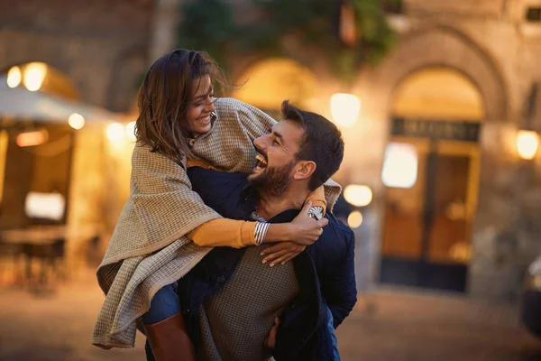 Férfi és nő szerelmes, élvezve este járni együtt — Stock Fotó