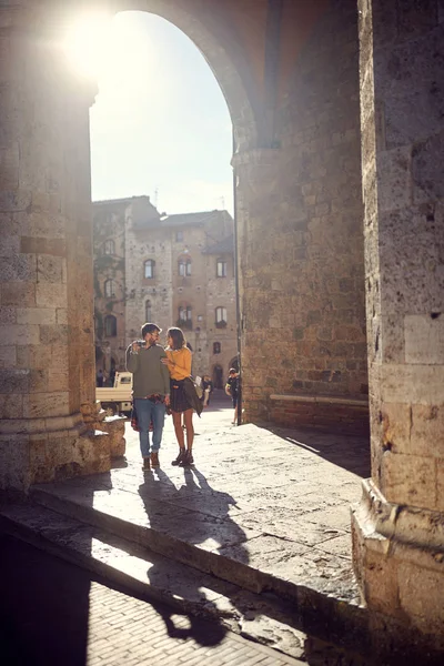イタリアで休暇を楽しみながら写真を撮るカップル — ストック写真