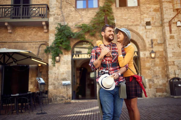 Tatiller - tatil de zevk yaparken seyahat turist çift — Stok fotoğraf