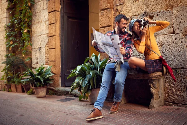 Couple with map and photo camera in the city — Stock Photo, Image