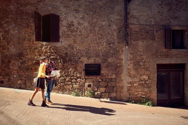 Şehirde harita ile Turistler çift — Stok fotoğraf
