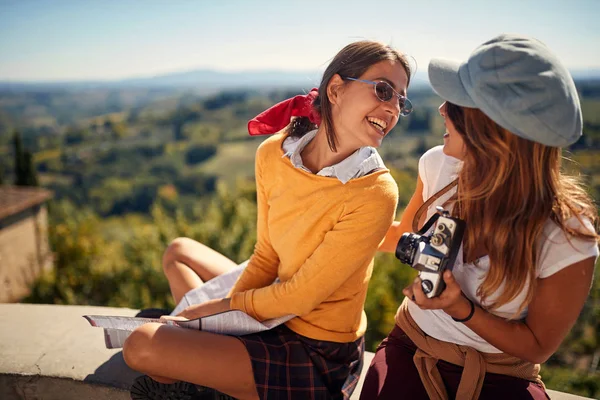 Amigos disfrutando en tiempo de vacaciones y tomando fotos — Foto de Stock