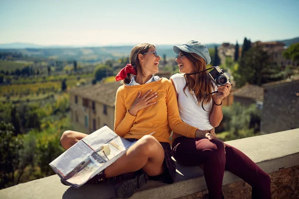 Friends girls enjoying in vacation time taking picture — Stock Photo, Image