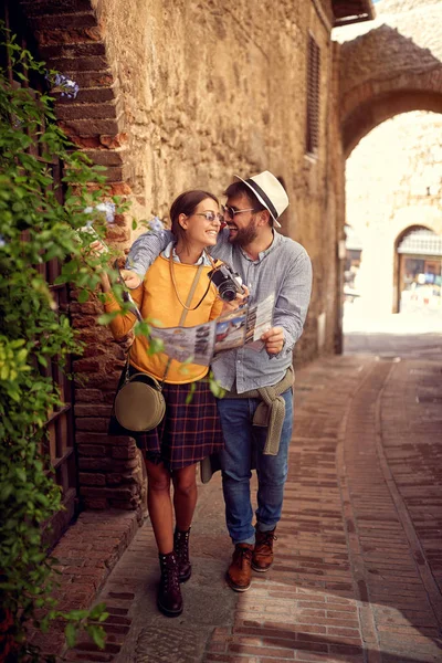 Uomo e donna che fanno piano di vacanza utilizzando la mappa come guida — Foto Stock