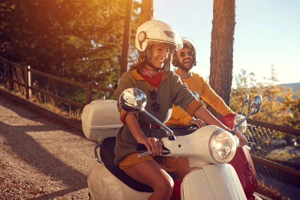 Счастливая пара ездит на скутере и веселится — стоковое фото