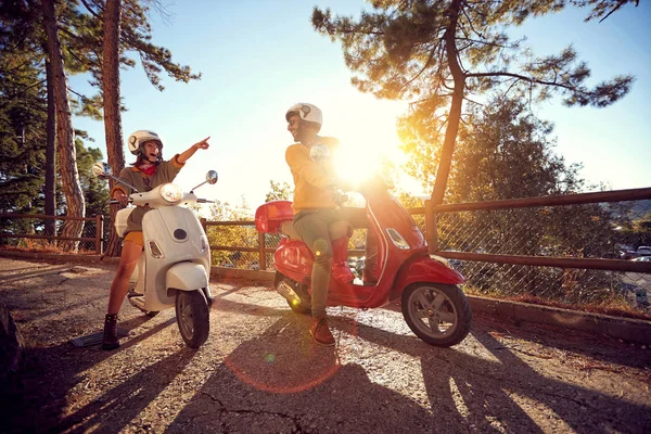 Para podróżujących na motocyklu i zabawy — Zdjęcie stockowe