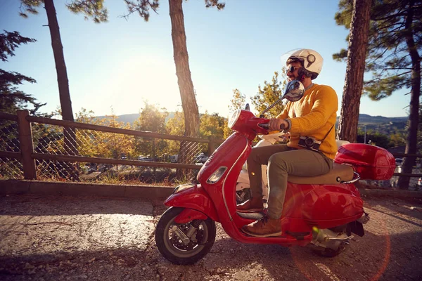 Hombre viajando en moto y divirtiéndose —  Fotos de Stock