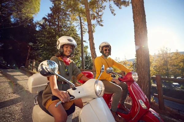 Kadın ve erkek motosikletle seyahat ediyor ve eğleniyorlar. — Stok fotoğraf