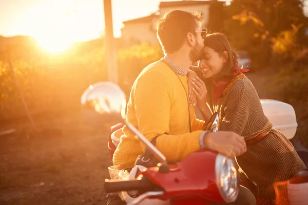 Casal feliz em scooter desfrutando de uma viagem romântica — Fotografia de Stock