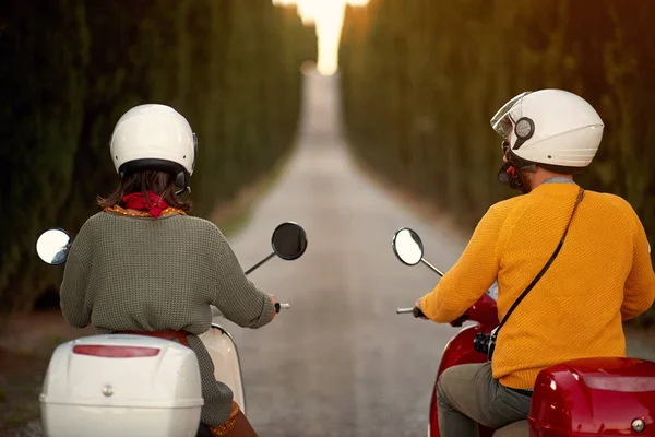 Romantisch paar rijden op een scooter in Europees. Achteraanzicht — Stockfoto