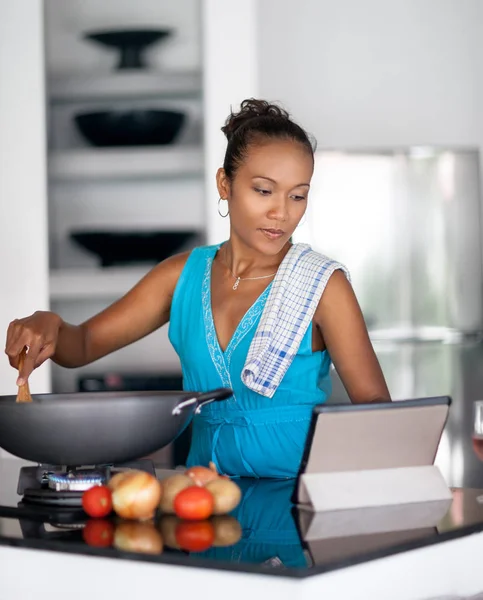 Vrouw koken met ontvangst op laptop — Stockfoto
