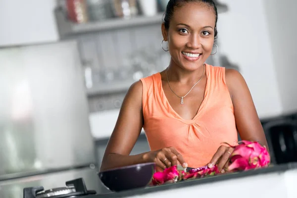 Gülümseyen genç ev hanımı meyve salatası yapma — Stok fotoğraf