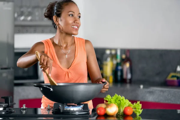 Vrouw in keuken bereiden van voedsel — Stockfoto