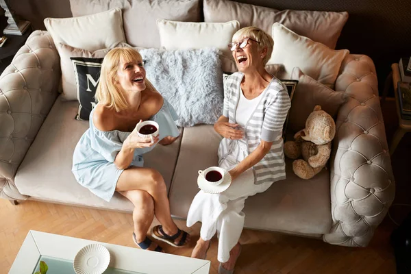 Twee gelukkige vrouwelijke lachen — Stockfoto