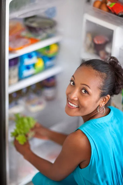 Jonge vrouw front open koelkast — Stockfoto