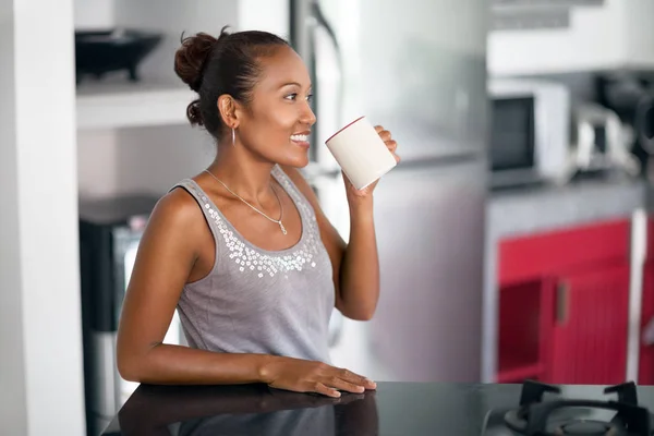 Femme heureuse appréciant dans le café — Photo