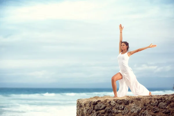 Jeune femme faisant du yoga, en plein air — Photo
