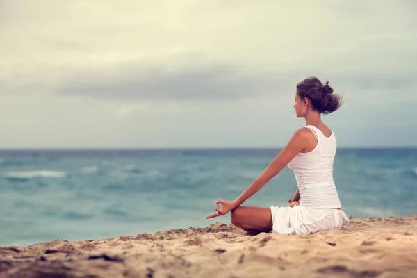 Mujer serena meditando —  Fotos de Stock