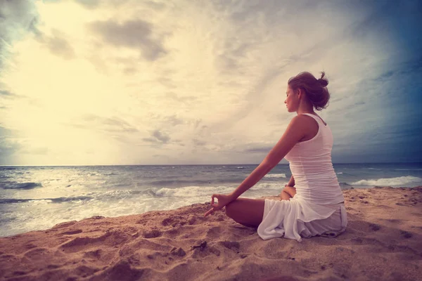 Yoga mujer meditando en la playa del océano — Foto de Stock