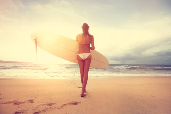 Ragazza in bikini con tavola da surf — Foto Stock