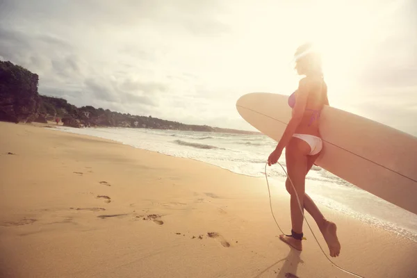 Surfista menina atraente na praia ensolarada — Fotografia de Stock