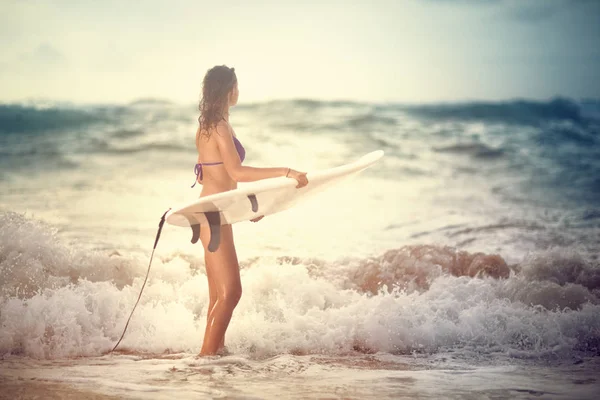 Surfer kobieta podczas surfowania — Zdjęcie stockowe